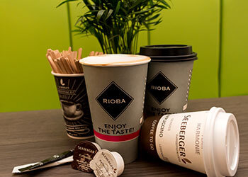 Kaffee-Vielfalt im Bistro Monopol Foto von Coffee to Go Bechern